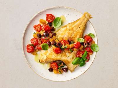 Scholle mit Tomaten, Oliven und Croutons