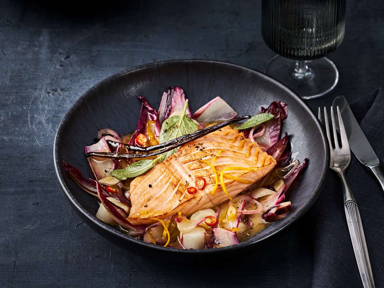 Rezept: Lachsfilet in Vanille-Salbei-Essigbutter