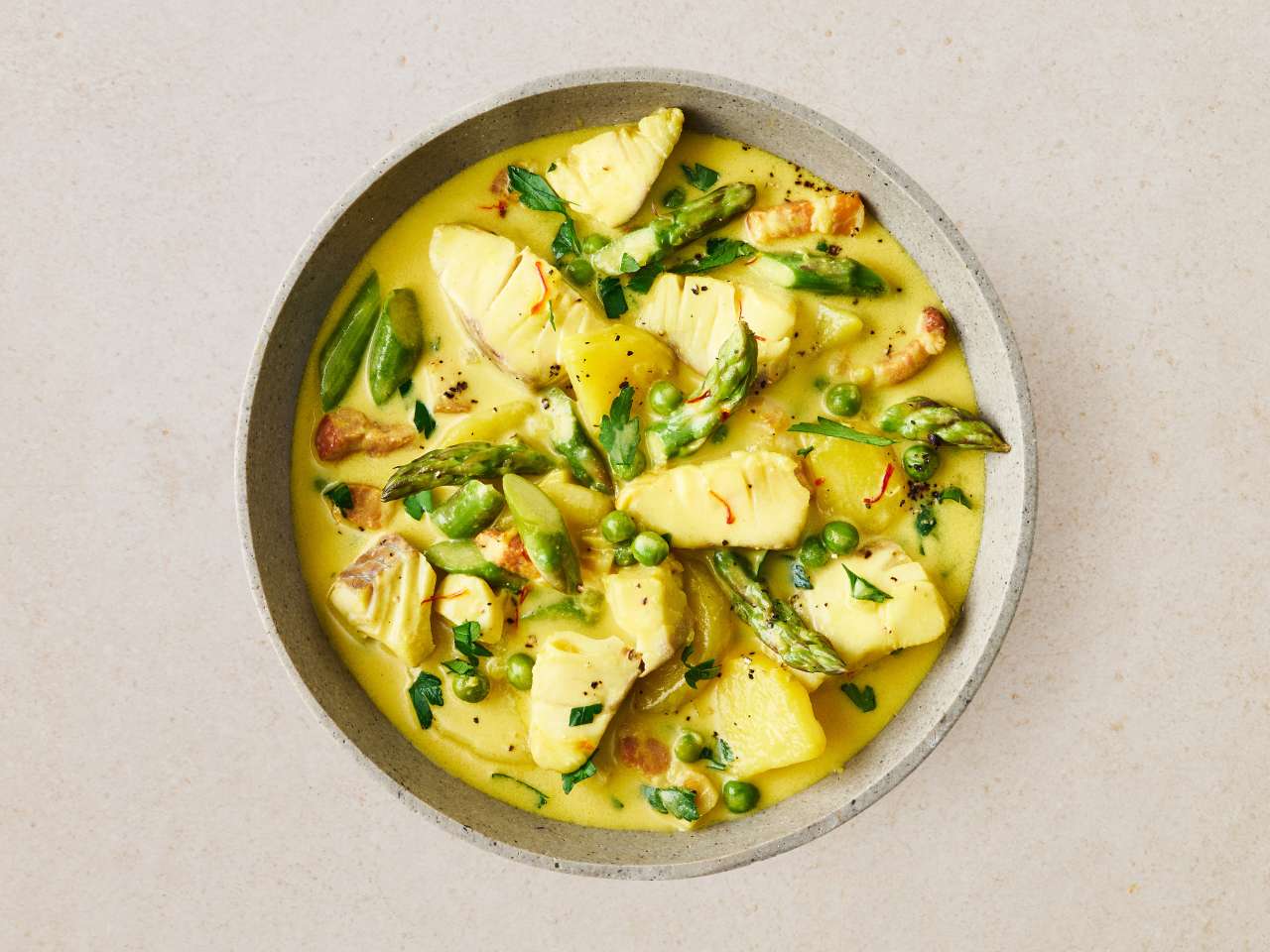 Cremiger Frühlingseintopf mit Seelachs und grünem Spargel