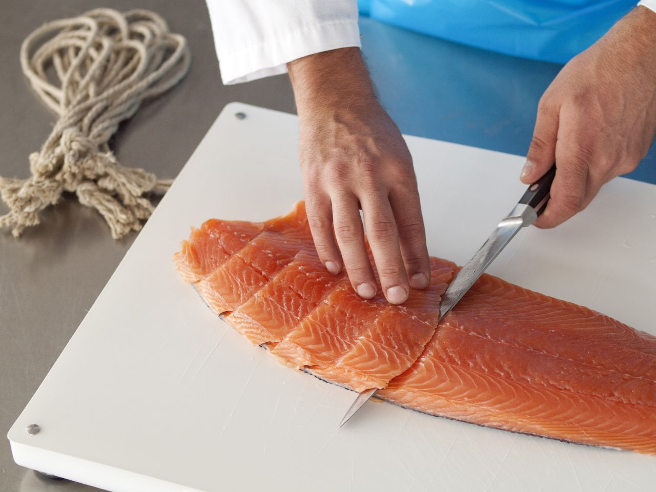 Raeucherfisch-Raeucherlachs-Indianer-Produkte-Spezialitaeten-Einschneiden Raeucherfisch-Raeucherlachs-Indianer-Produkte-Spezialitaeten-Einschneiden