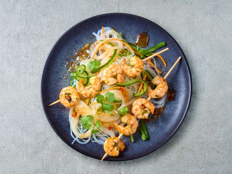 Spicy Garnelenspieße auf Glasnudelsalat