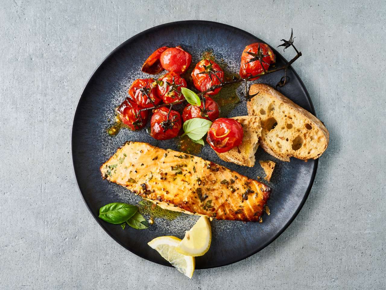 Lachs in Kräuter-Zitronenmarinade mit Kirschtomaten