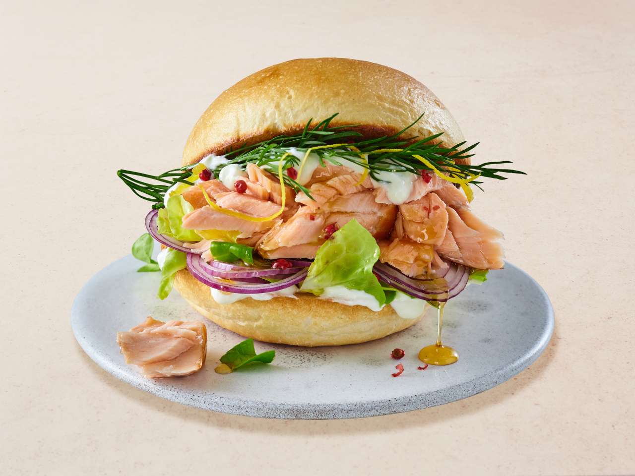 Pulled-Lachs-Burger mit Meerrettich-Rahm Pulled-Lachs-Burger mit Meerrettich-Rahm