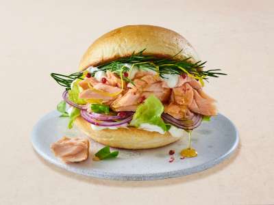 Pulled-Lachs-Burger mit Meerrettich-Rahm 