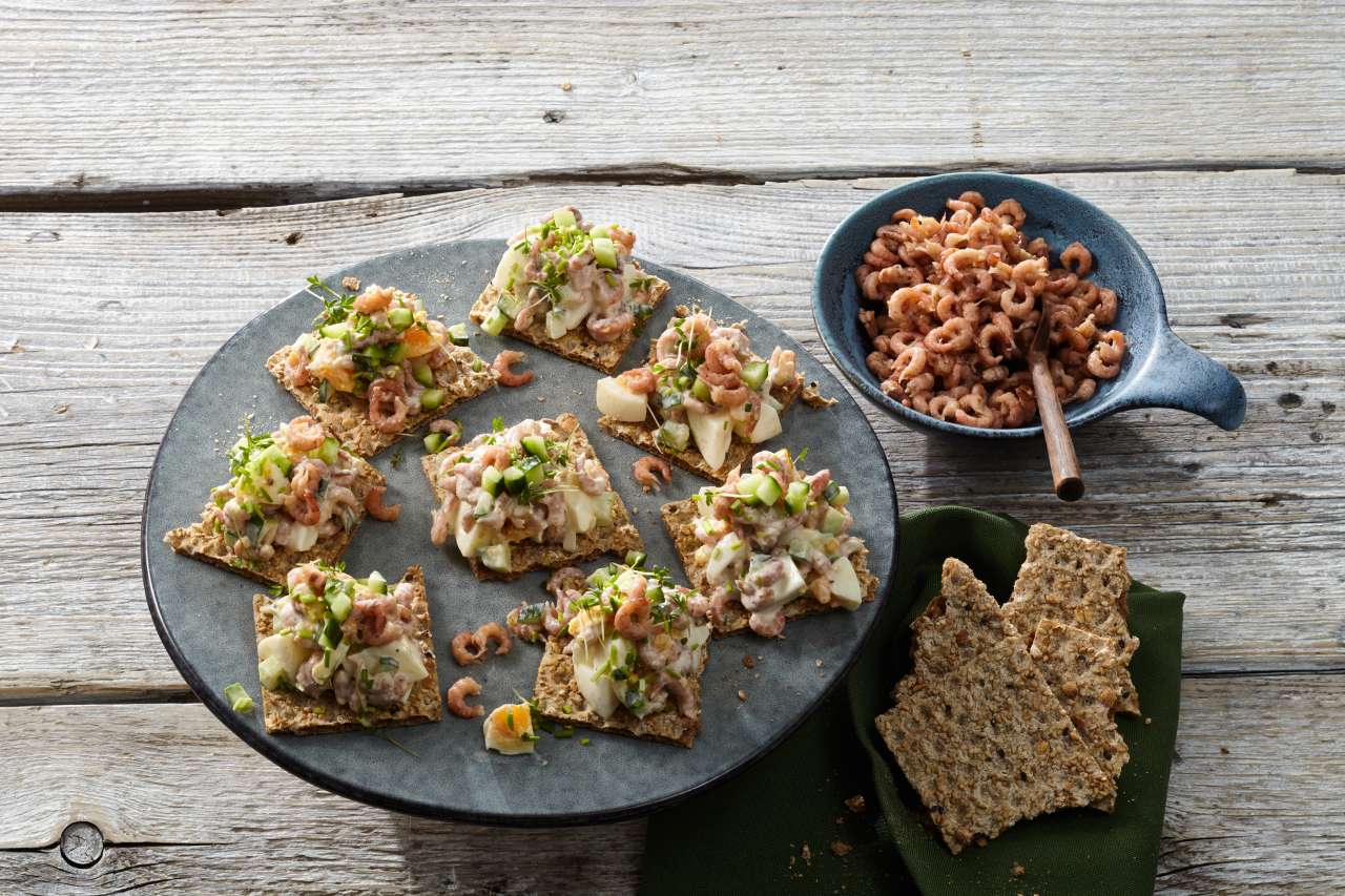 Krabbensalat auf Knäckebrot