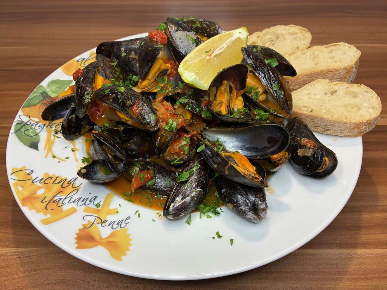 Miesmuscheln in Tomaten-Weißwein-Sauce