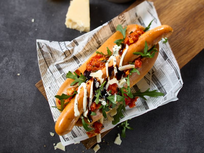 Lachs-Hotdog mit Aioli und Pesto