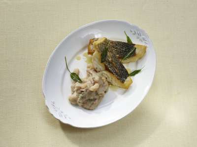 Wolfsbarsch mit Bohnenpüree & Salbei