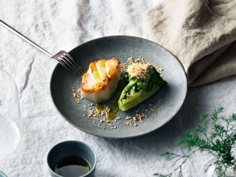Skrei in der Pfanne gebraten mit Brokkoli und Haselnüssen