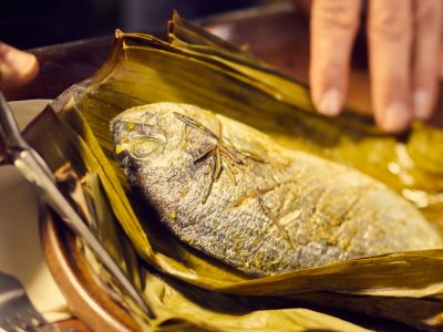 Fischpaket auf Asche