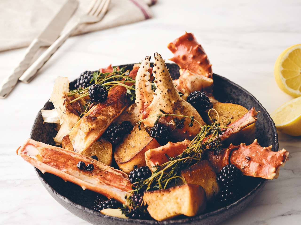 Königskrabbenbeine mit Brombeeren