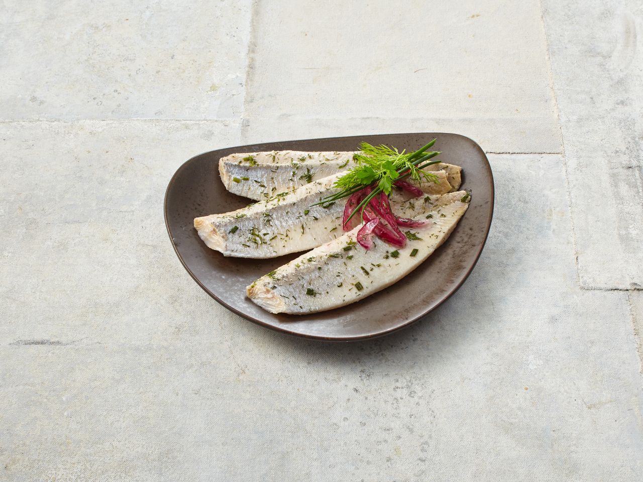 Matjesfilets mit frischen Gartenkräutern