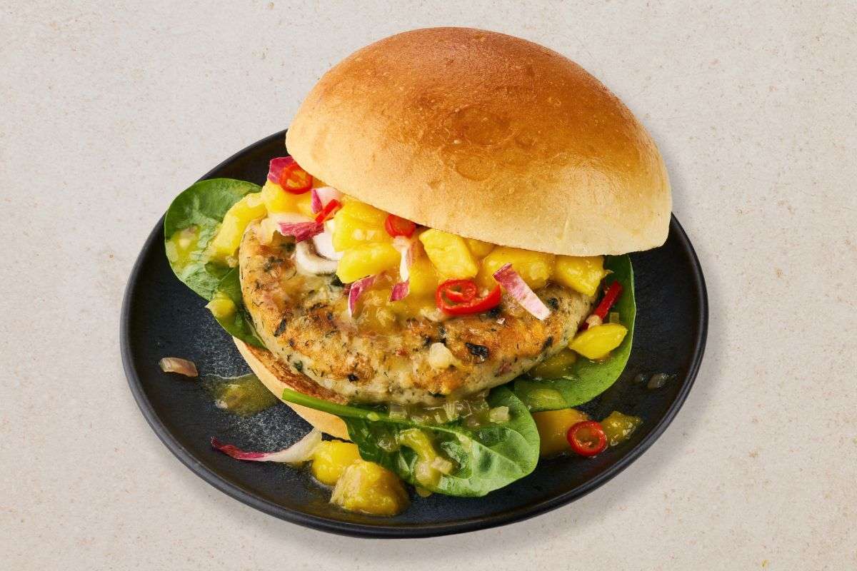Jackfruit-Algen-Burger mit Mango-Chilisalsa und Babyspinat