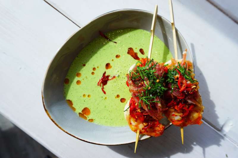 Gurken-Gazpacho mit Chili-Garnelen