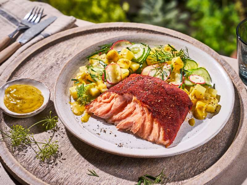 Plankenlachs mit schwedischem Kartoffelsalat