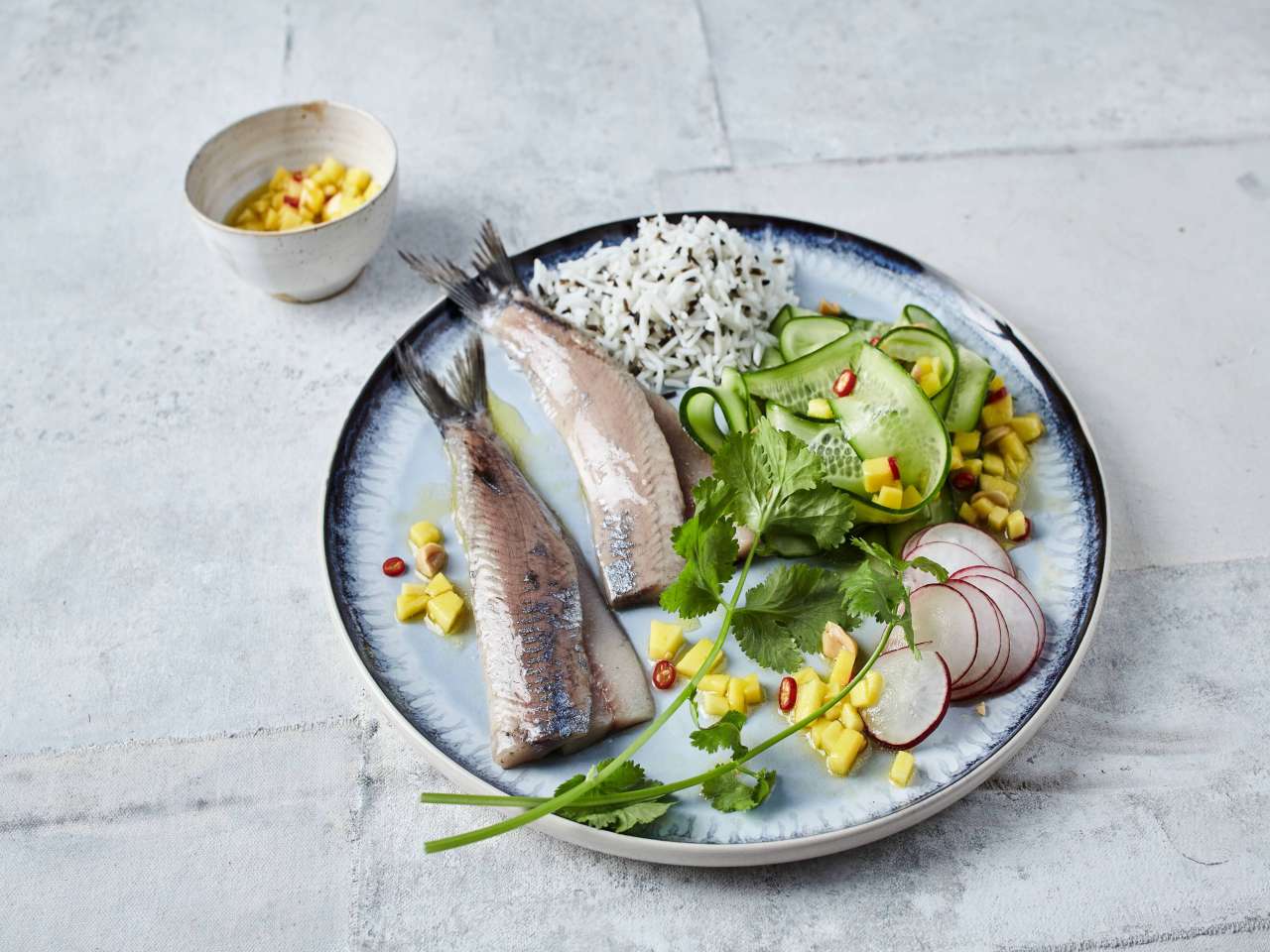 Matjes mit Mango-Gurkensalat und Reis