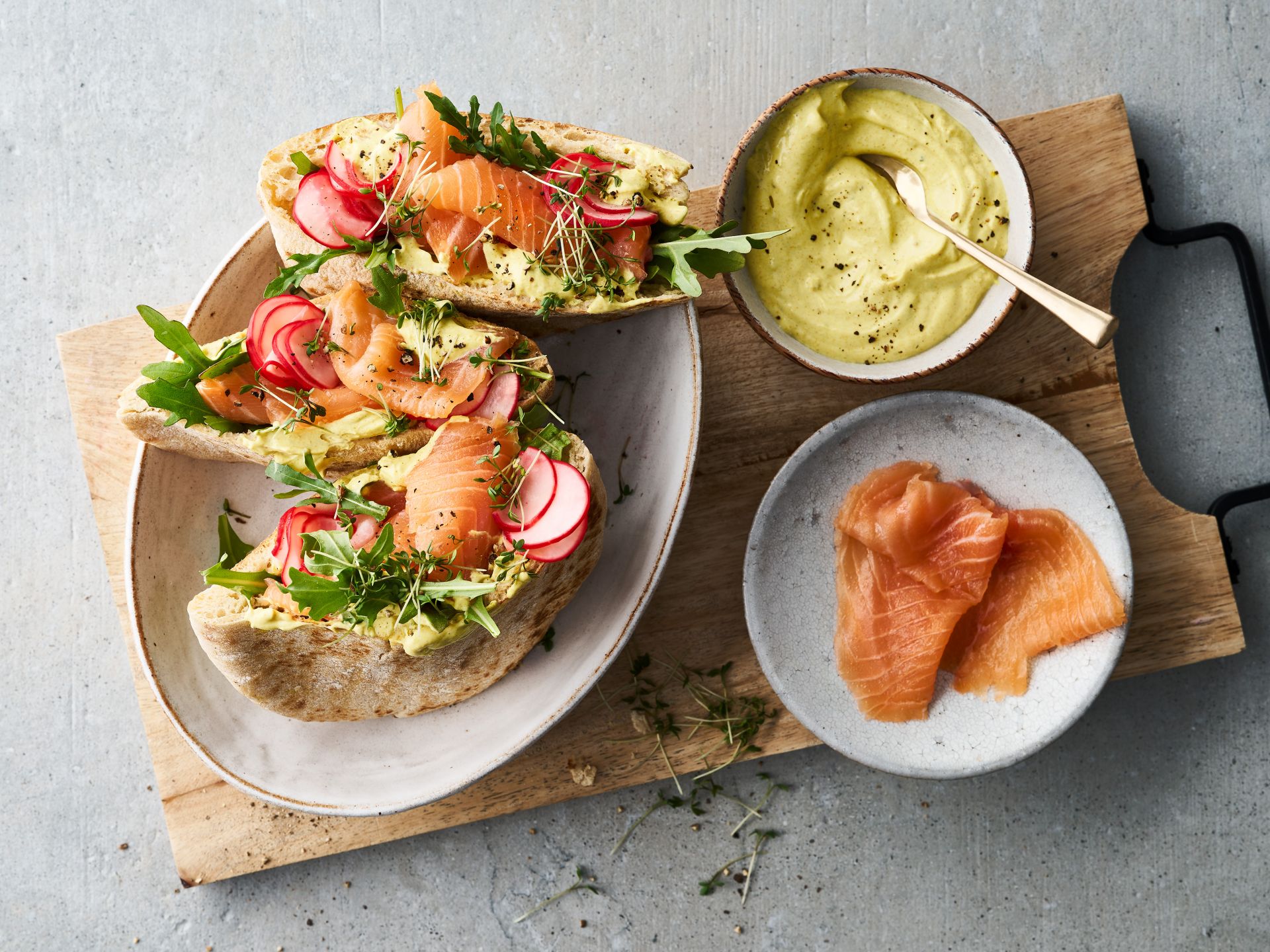 Räucherlachs-Pita mit Curryschmand Räucherlachs-Pita mit Curryschmand