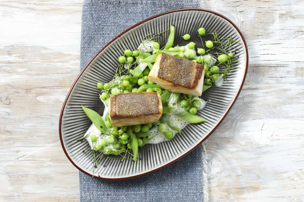 Gelbschwanzmakrele mit Erbsengemüse Gelbschwanzmakrele mit Erbsengemüse