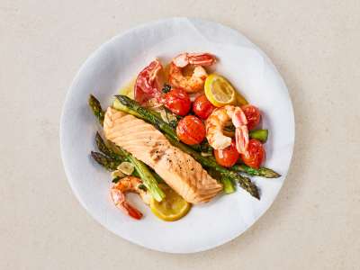Lachs aus dem Ofen mit Spargel und Garnelen