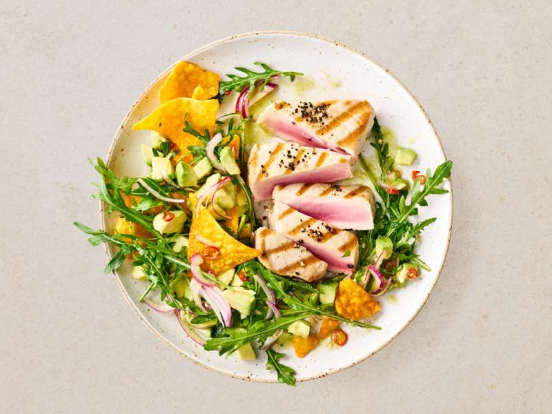 Thunfischsteak mit Avocado, Rucola und Tortilla-Chips Thunfischsteak mit Avocado, Rucola und Tortilla-Chips