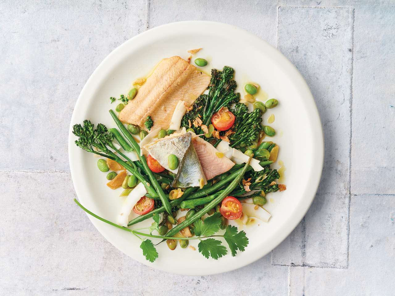 Rezept: Geräucherte Forelle auf Kokos-Gemüsesalat Rezept: Geräucherte Forelle auf Kokos-Gemüsesalat