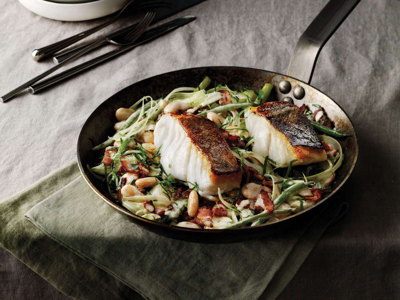 Skrei in der Pfanne mit Bohnen, Speck und Fenchel