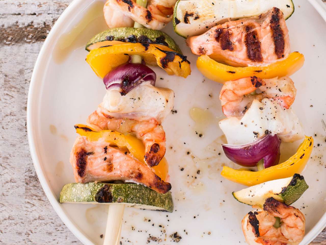 Gegrillte Fischspieße Gegrillte Fischspieße