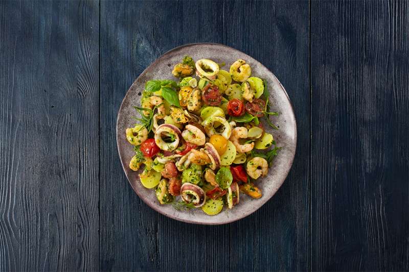 Frutti di Mare auf lauwarmem Kartoffel-Pesto-Salat  Frutti di Mare auf lauwarmem Kartoffel-Pesto-Salat