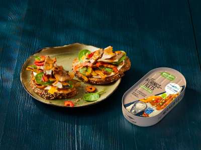 Fischsalat mit Heringsfilets auf Röstbrot