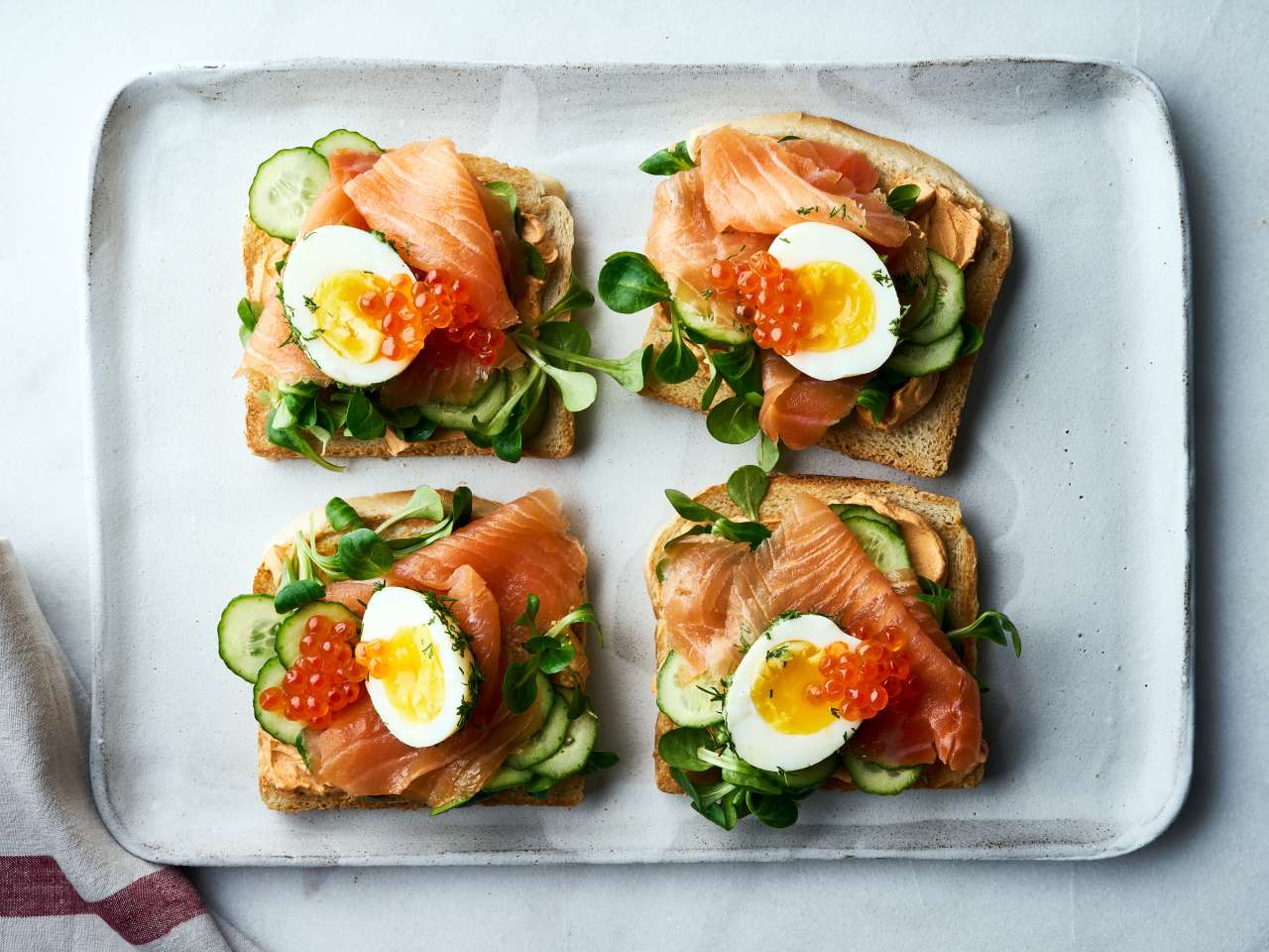 Räucherlachs-Toast mit Kräuterei und Lachskaviar