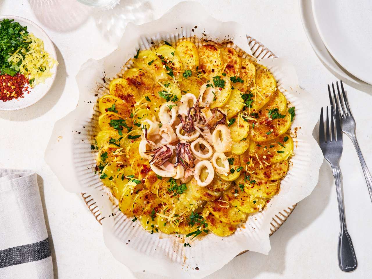 Knusprig gebackene Kartoffelscheiben mit Tintenfisch