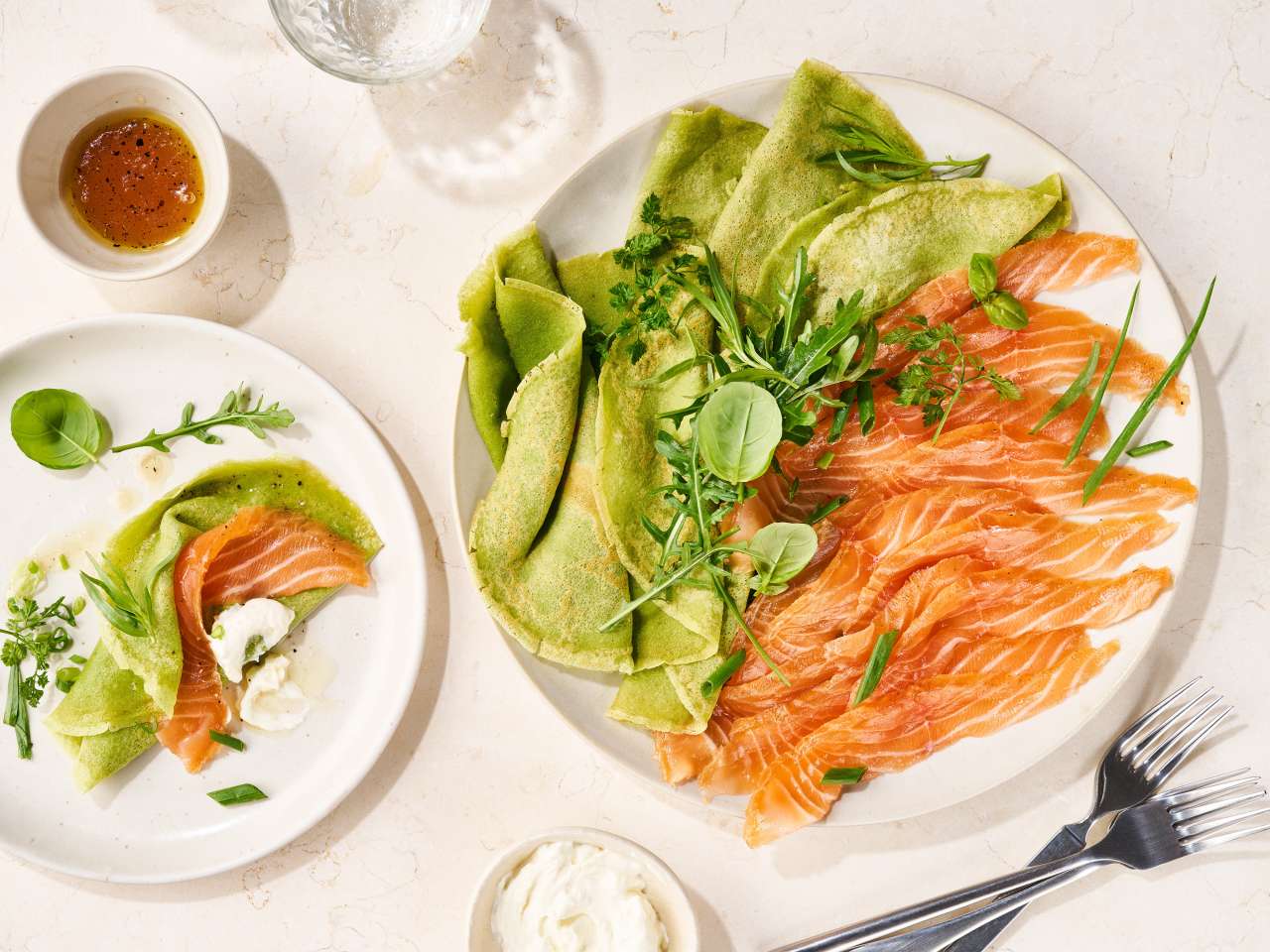 Graved Lachs mit Kräutercrêpes