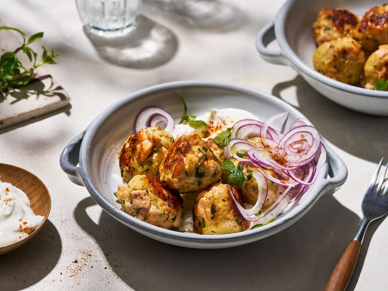 Lachs-Köfte mit Minzjoghurt