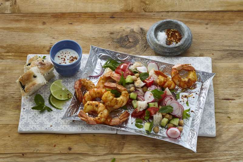 Arabischer Brotsalat mit Garnelen