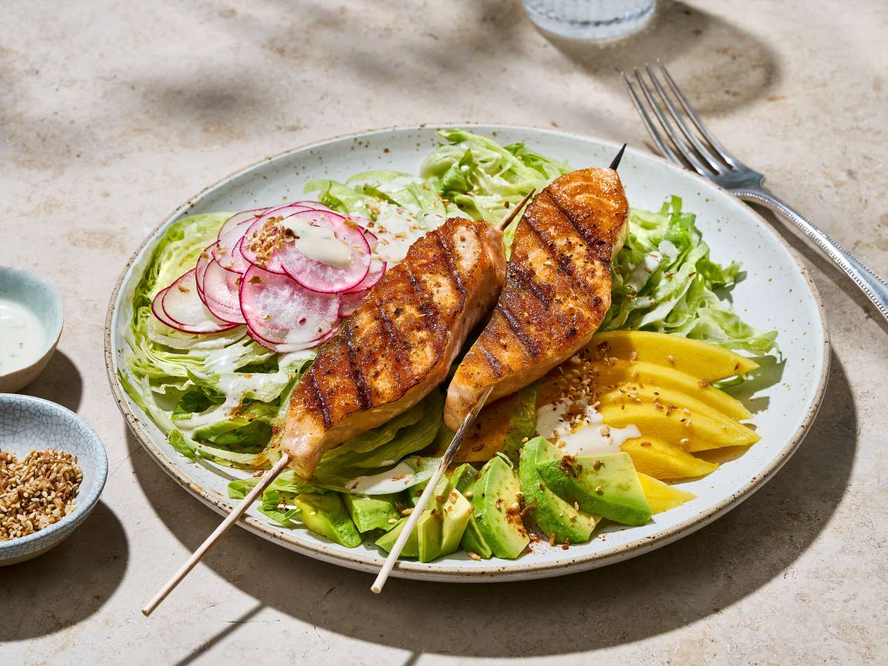 Rezept: Lachsspieße auf Mango-Avocado-Salat