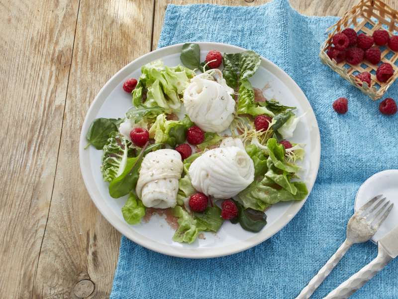 Schollenröllchen auf Sommersalat