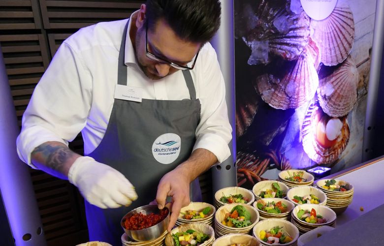 Die Kollegen vor Ort gaben jeder Poké-Bowl einzeln den letzten Schliff