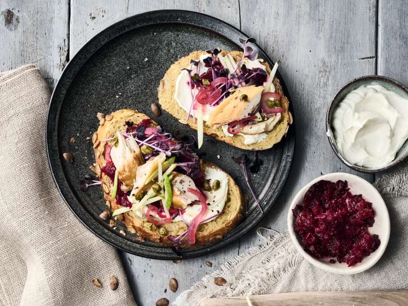 Geräucherte Makrelen-Stulle mit Rote Bete-Mash und Apfel Geräucherte Makrelen-Stulle mit Rote Bete-Mash und Apfel