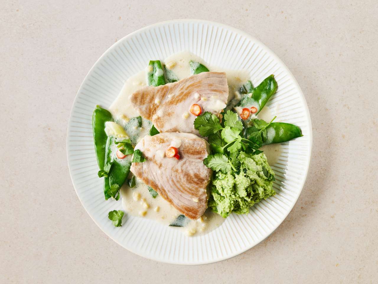 Thunfischsteaks im Kokossud mit Edamame-Mash