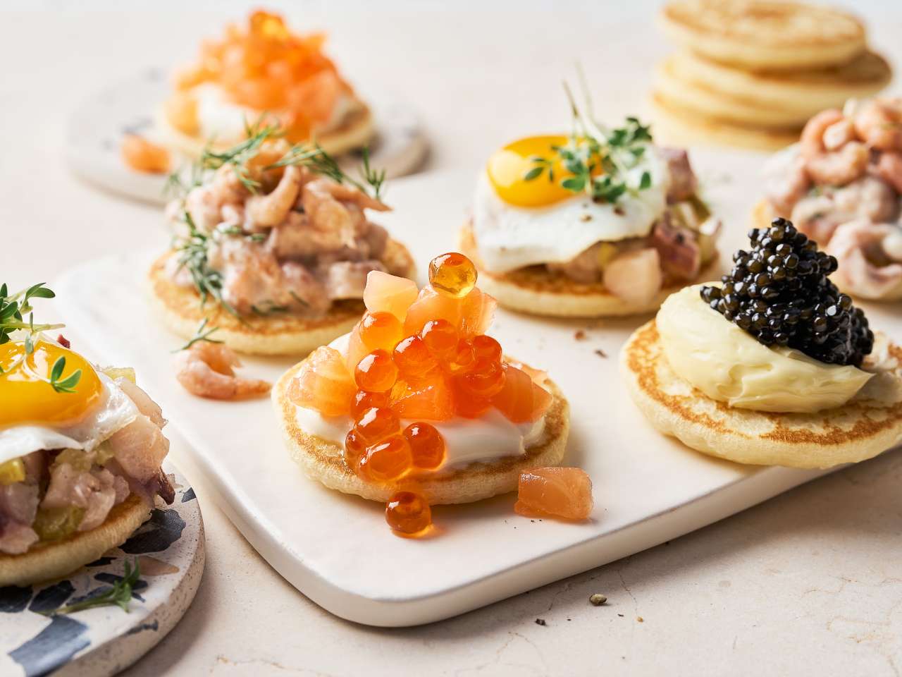Blini-Variationen mit Kaviar, Krabben, Lachs und Matjes