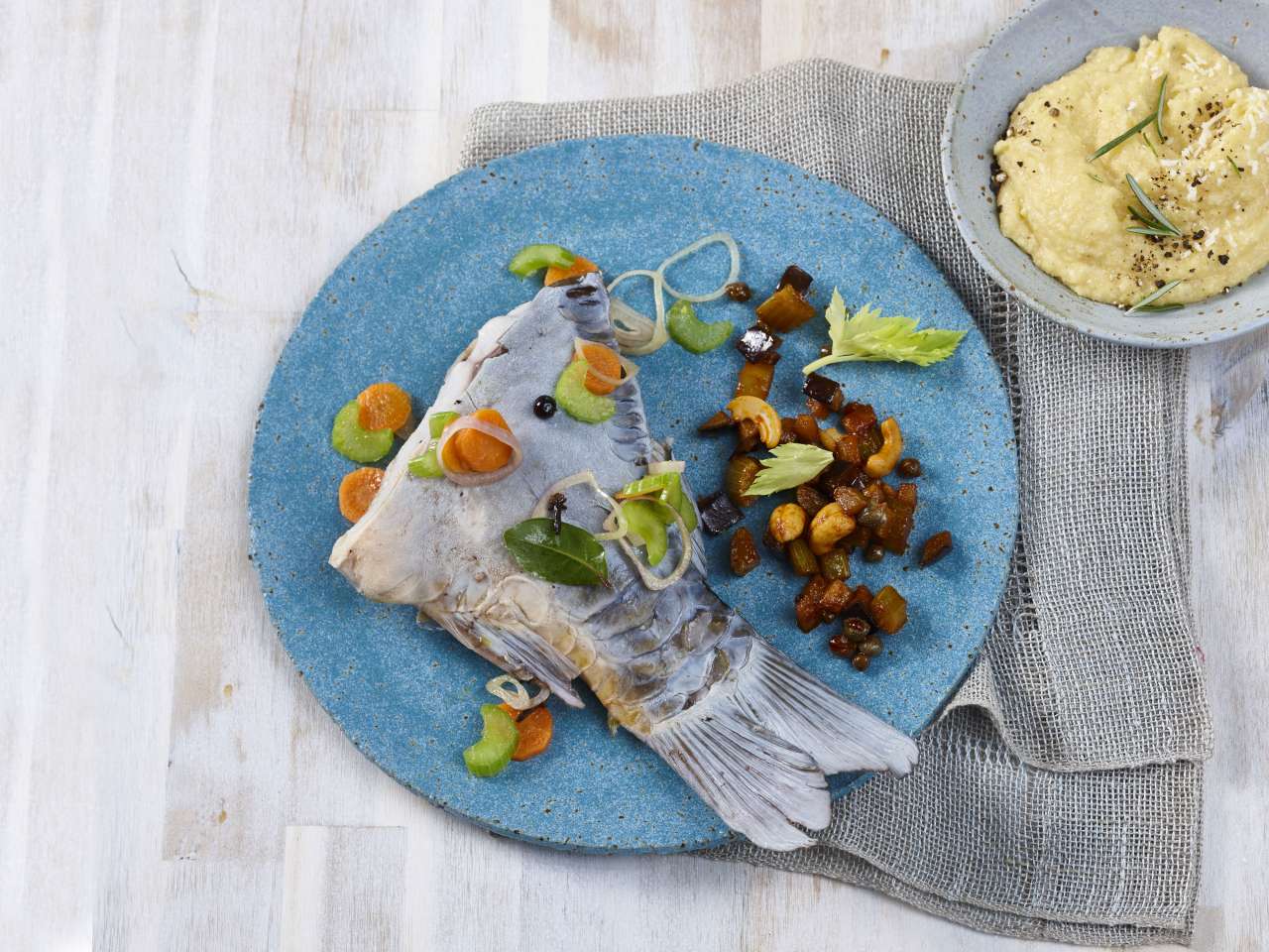 Karpfen blau mit Caponata & Polenta