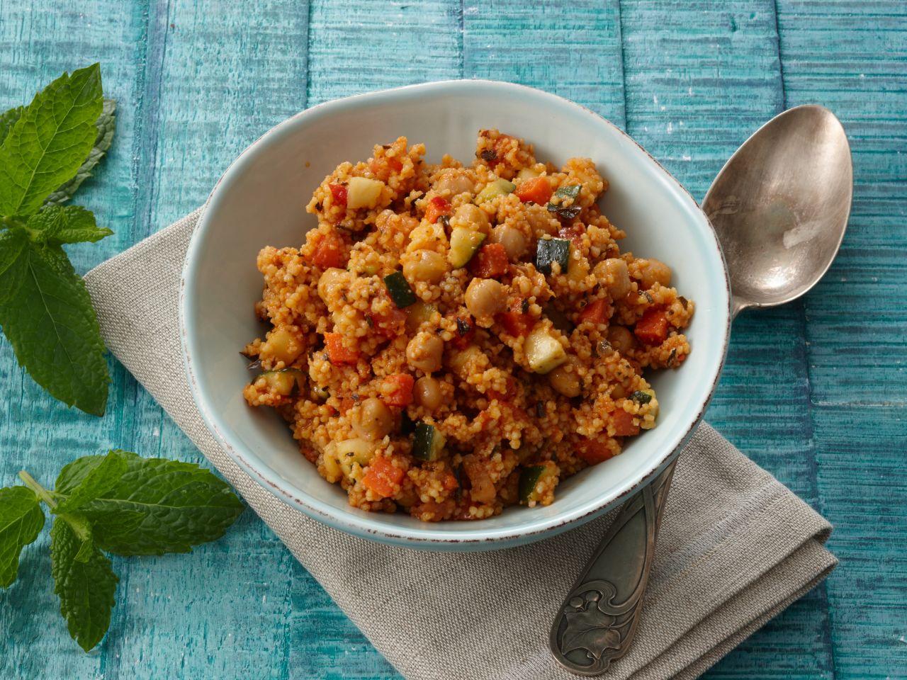 Orientalischer Couscous-Salat mit Minze Orientalischer Couscous-Salat mit Minze