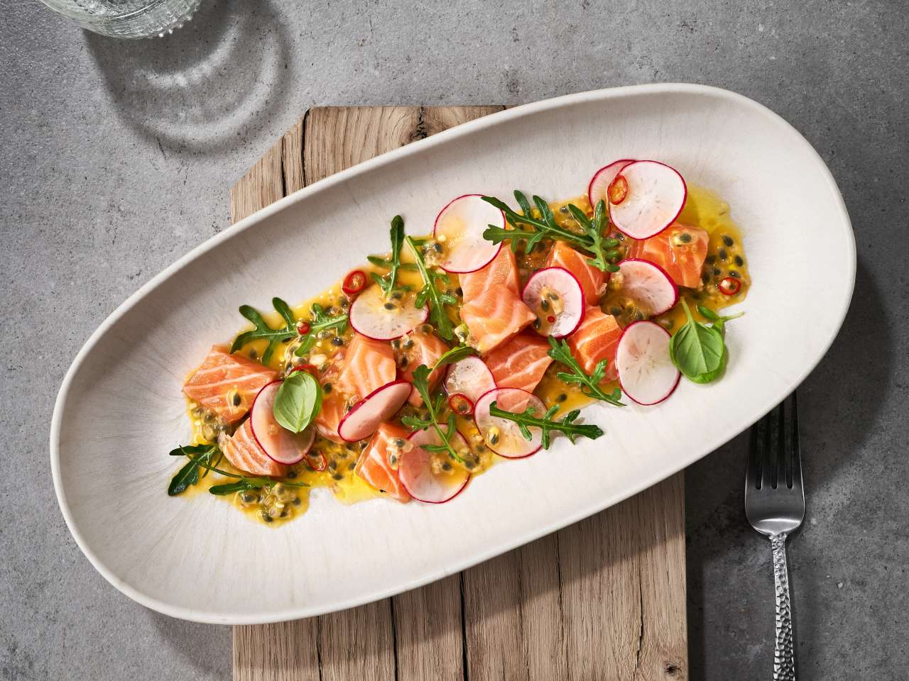 Lachs-Crudo mit Radieschen und Passionsfrucht-Chili-Dressing