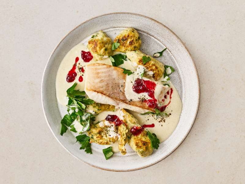 Gebratenes Wallerfilet mit Kräuternocken und Meerrettichsauce