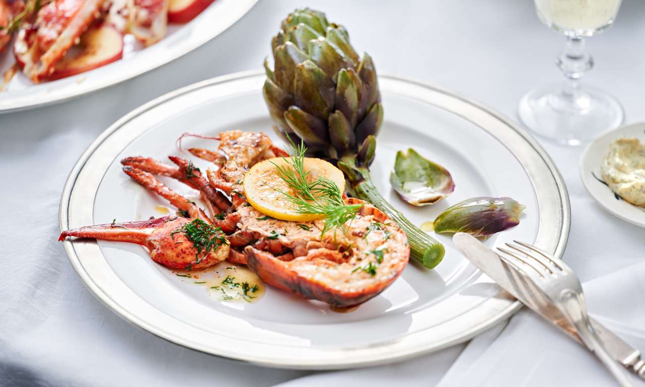 Hummer in Dill-Knoblauchbutter mit Artischocke