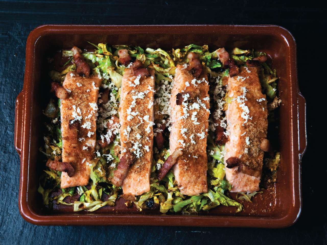 Lachs im Ofen mit Spitzkohl & Speck