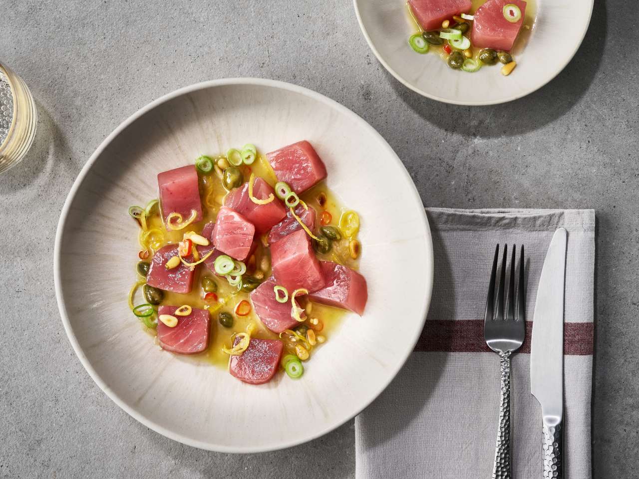 Thunfisch-Crudo mit zitronigem Kapern-Weißwein-Dressing