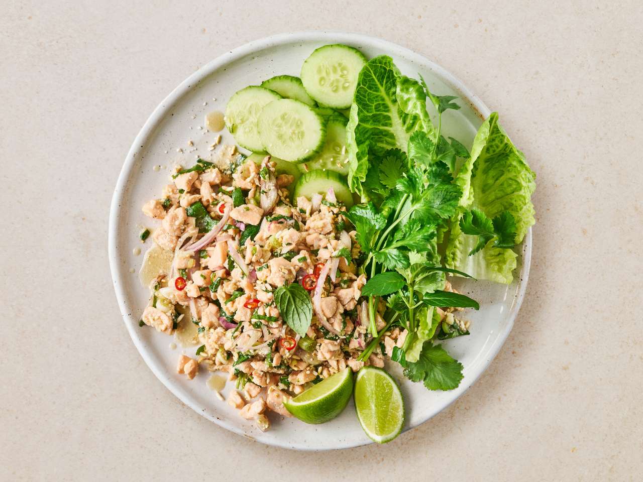 Laab aus Lachs mit Koriander, Minze und Limette auf Römersalat