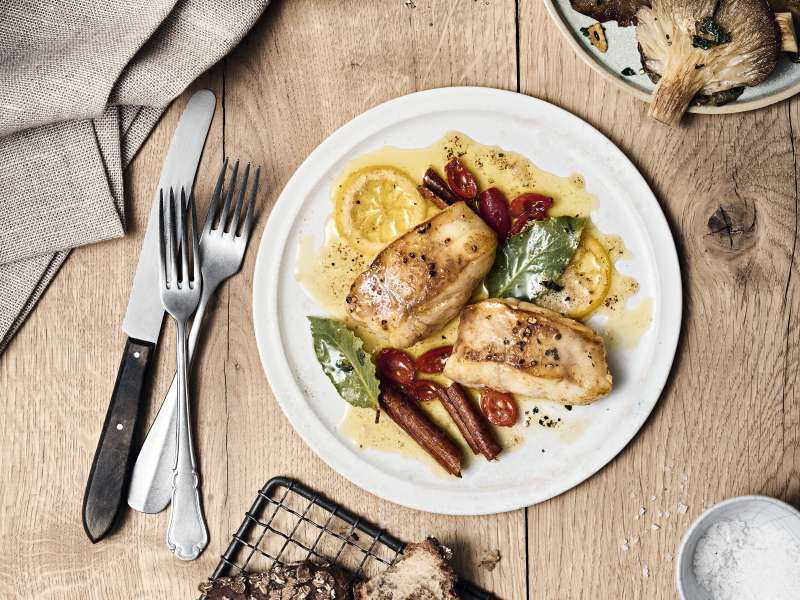 Seeteufelmedaillons in Zimtbutter mit Hagebutten und Austernpilzen