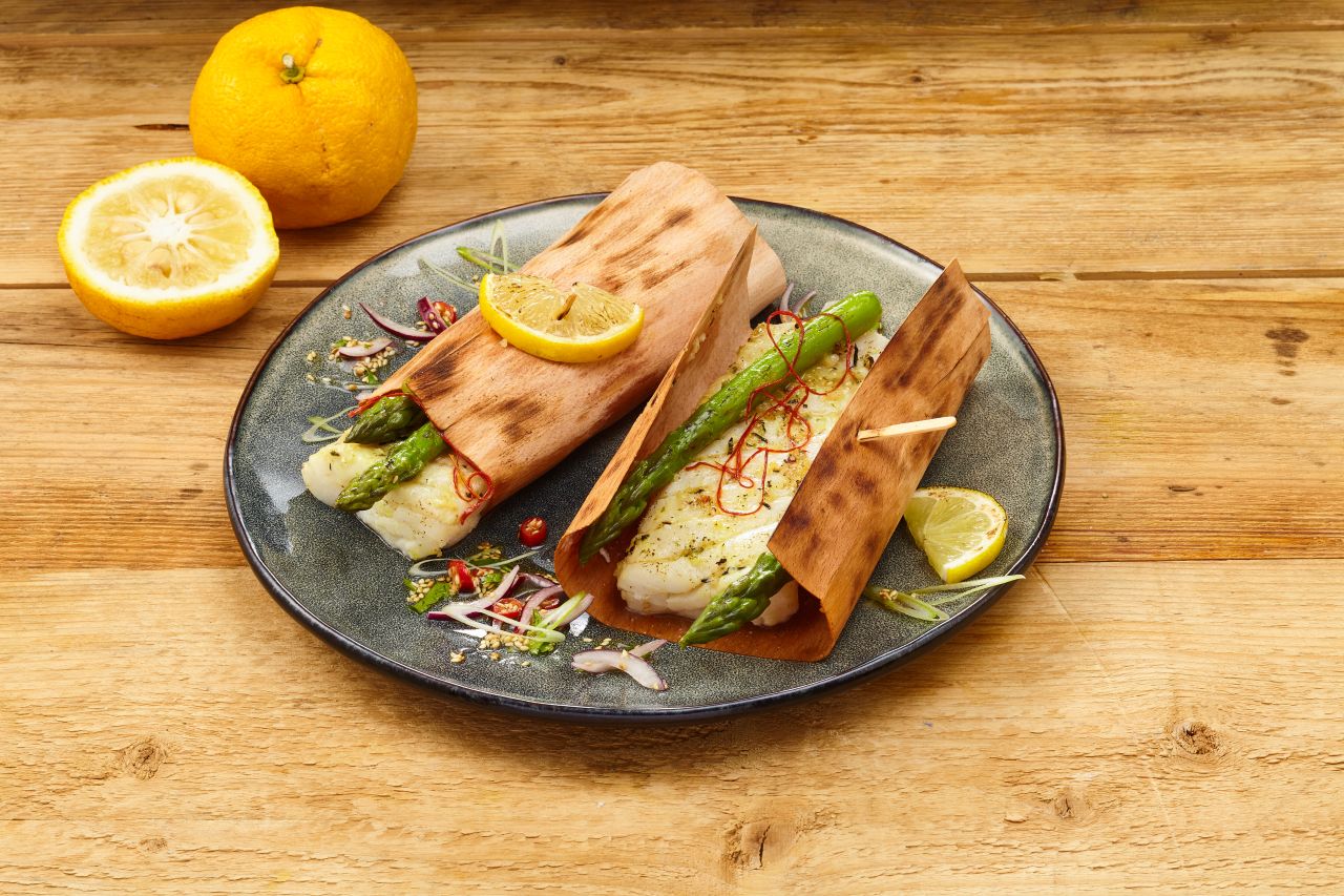 Kabeljaufilet im Buchenspan „Yuzu Spargel“